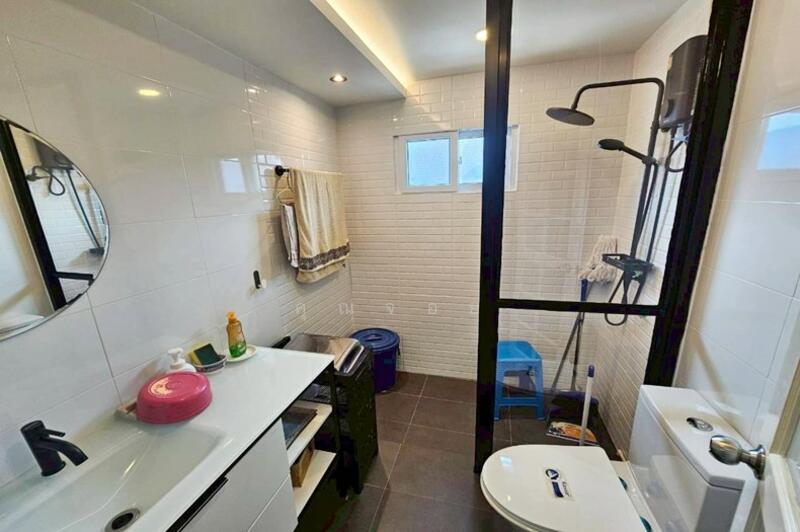 ขายโฮมออฟฟิศ ถนนพระราม 9 ใกล้ทางด่วนศรีรัช ห้วยขวาง 34 ตรว.3 ชั้น ใกล้ทางด่วน, Bangkok, Bang Kapi, Huai Khwang, Bangkok, , 250 sqm, Office Space For Sale, by คุณจอย, 500143720 - DDproperty.com