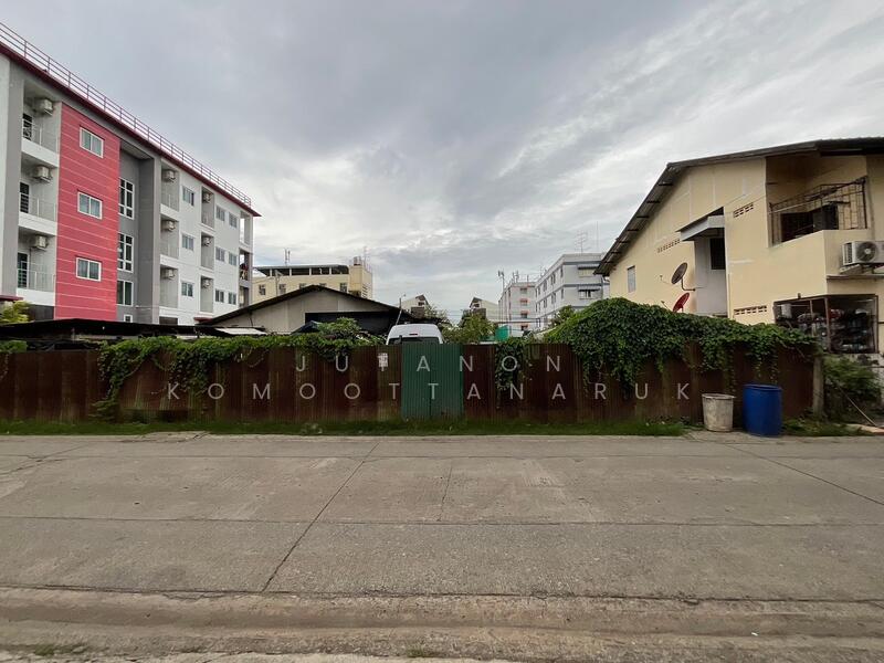 ขายที่ดิน 90 ตร.ว. ลาดพร้าว 81 ใกล้ อิมพีเรียล เวิลด์ ที่ดินห่างจากปากซอยลาดพร้าว 81 เพียง 350 เมตร, Bangkok, Khlong Chaokhun Sing, Wang Thonglang, Bangkok, , 360 sqm, Land For Sale, by Jutanon Komoottanaruk, 500144718 - DDproperty.com