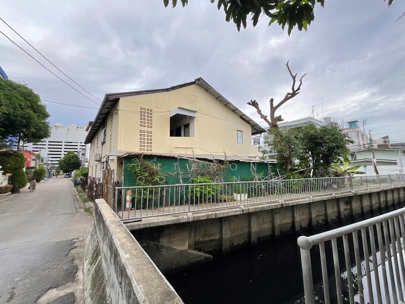 ขายที่ดิน 90 ตร.ว. ลาดพร้าว 81 ใกล้ อิมพีเรียล เวิลด์ ที่ดินห่างจากปากซอยลาดพร้าว 81 เพียง 350 เมตร, Bangkok, Khlong Chaokhun Sing, Wang Thonglang, Bangkok, , 360 sqm, Land For Sale, by Jutanon Komoottanaruk, 500144718 - DDproperty.com