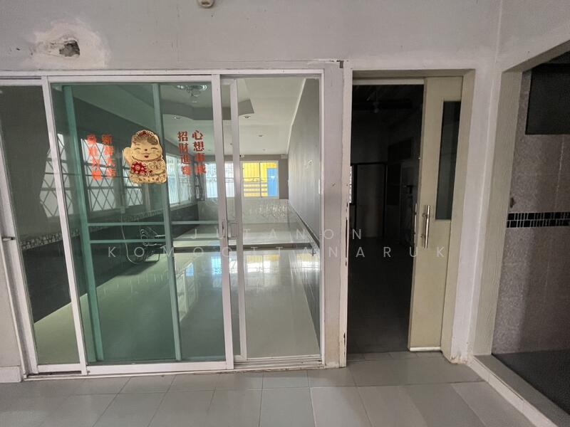 For Sale - ขายบ้านเดี่ยวหลังมุม หมู่บ้านวรนุช เพชรเกษม 68 แยก 31 ขายตามสภาพ ราคาต่อรองได้ ทำเลดี ใกล้ MRT บางแค, Bangkok