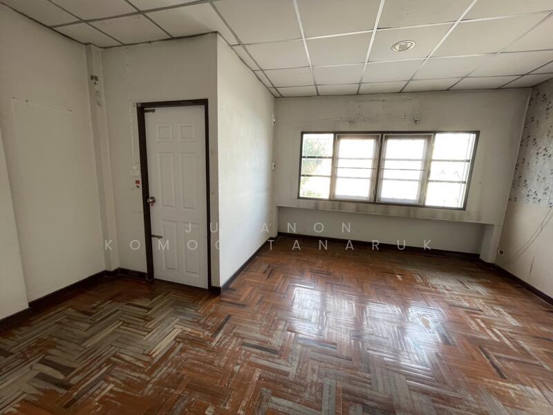 For Sale - ขายบ้านเดี่ยวหลังมุม หมู่บ้านวรนุช เพชรเกษม 68 แยก 31 ขายตามสภาพ ราคาต่อรองได้ ทำเลดี ใกล้ MRT บางแค, Bangkok