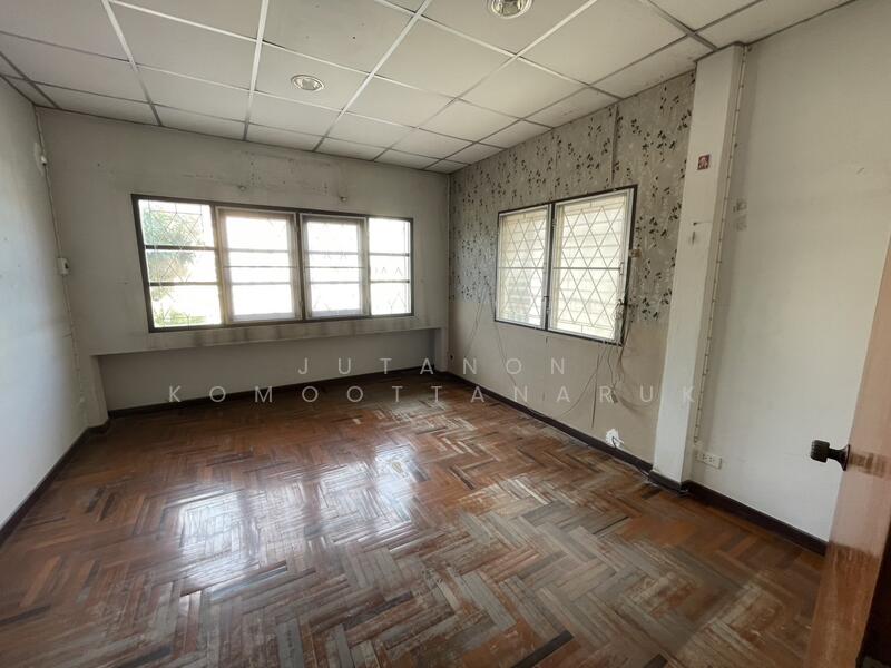 For Sale - ขายบ้านเดี่ยวหลังมุม หมู่บ้านวรนุช เพชรเกษม 68 แยก 31 ขายตามสภาพ ราคาต่อรองได้ ทำเลดี ใกล้ MRT บางแค, Bangkok