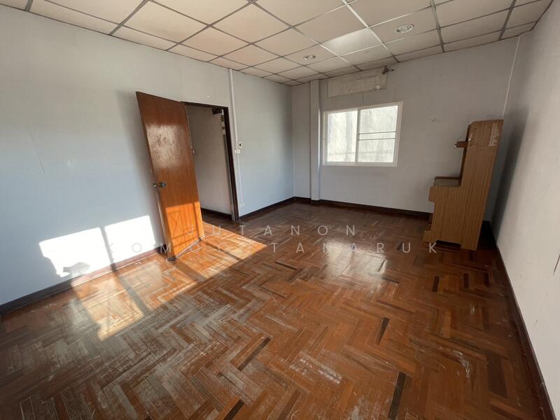 ขาย - ขายบ้านเดี่ยวหลังมุม หมู่บ้านวรนุช เพชรเกษม 68 แยก 31 ขายตามสภาพ ราคาต่อรองได้ ทำเลดี ใกล้ MRT บางแค, กรุงเทพ