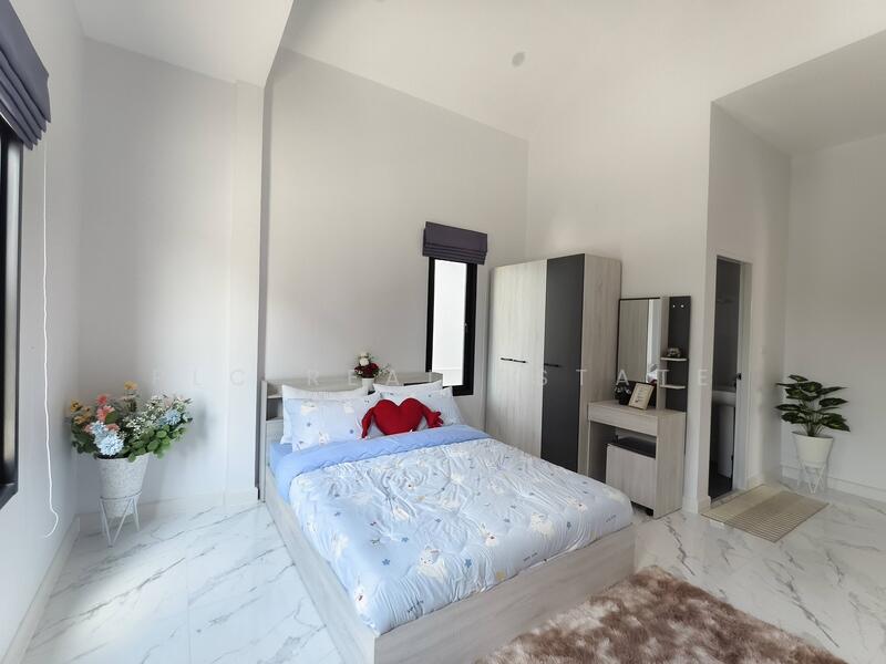 House 3 Bedroom for sale East Pattaya, Chon Buri (Pattaya), Bang Lamung, Bang Lamung (Pattaya), Chon Buri (Pattaya), 3 Bedrooms, 200 sqm, Semi-Detached House (Twin House) For Sale, by PLC Real Estate, 500145388 - DDproperty.com