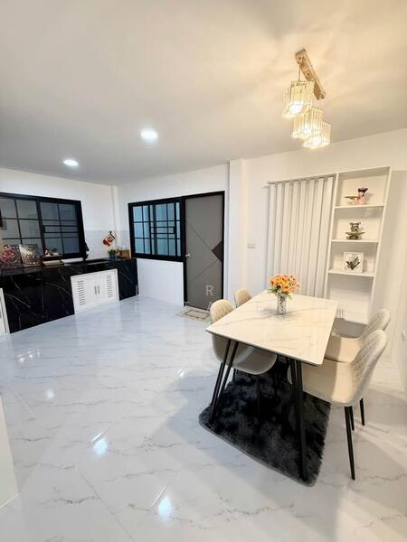 Townhouse for sale in East Pattaya with 2 Bedrooms, Chon Buri (Pattaya), Bang Lamung, Bang Lamung (Pattaya), Chon Buri (Pattaya), 2 Bedrooms, 116 sqm, Townhouse For Sale, by PLC Real Estate, 500145805 - DDproperty.com