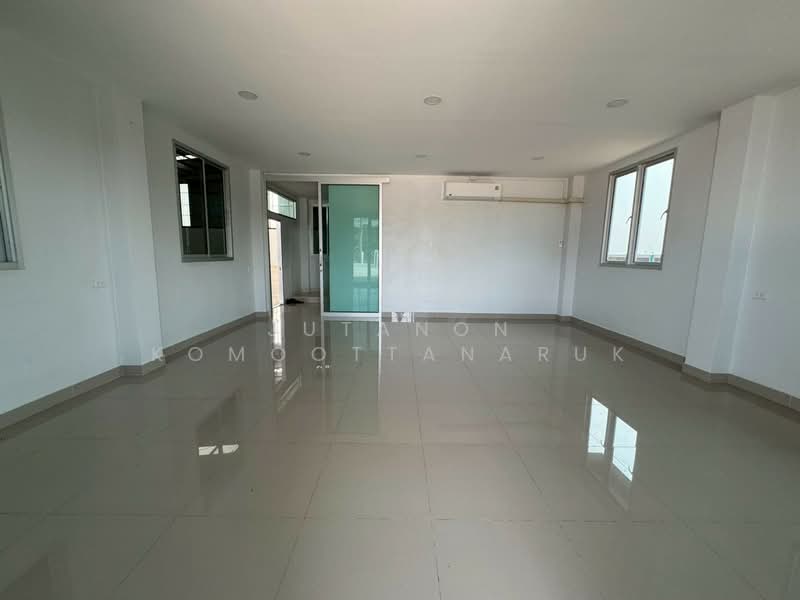 For Rent - ให้เช่าโกดังพร้อมสำนักงาน พื้นที่ 7 ไร่ ไฟฟ้า 3 เฟส ทำเลดี เดินทางสะดวก บางปลาม้า สุพรรณบุรี, Suphan Buri