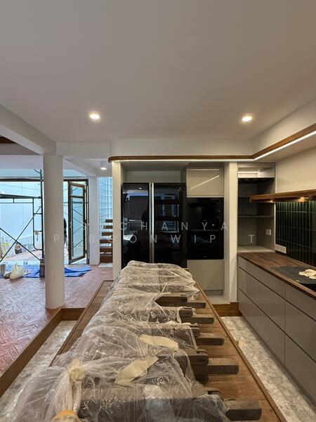 New Townhouse For Rent Contemporary Style at Phrom Phong, Bangkok, สุขุมวิท 39, Khlong Tan Nua, Watthana, Bangkok, 2 Bedrooms, 350 sqm, Townhouse For Rent, by Suchanya Piboonwiput, 500146094 - DDproperty.com