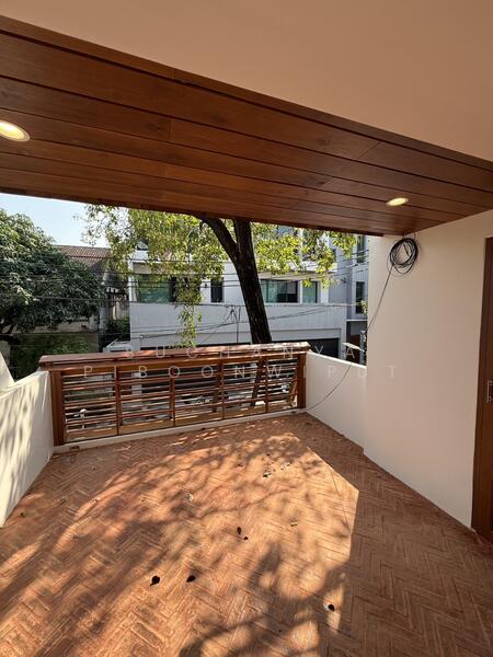 New Townhouse For Rent Contemporary Style at Phrom Phong, Bangkok, สุขุมวิท 39, Khlong Tan Nua, Watthana, Bangkok, 2 Bedrooms, 350 sqm, Townhouse For Rent, by Suchanya Piboonwiput, 500146094 - DDproperty.com