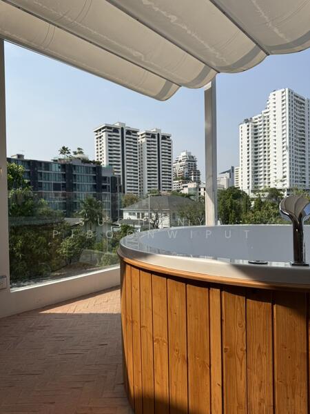 New Townhouse For Rent Contemporary Style at Phrom Phong, Bangkok, สุขุมวิท 39, Khlong Tan Nua, Watthana, Bangkok, 2 Bedrooms, 350 sqm, Townhouse For Rent, by Suchanya Piboonwiput, 500146094 - DDproperty.com