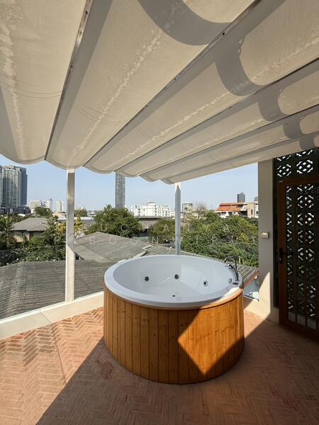 New Townhouse For Rent Contemporary Style at Phrom Phong, Bangkok, สุขุมวิท 39, Khlong Tan Nua, Watthana, Bangkok, 2 Bedrooms, 350 sqm, Townhouse For Rent, by Suchanya Piboonwiput, 500146094 - DDproperty.com