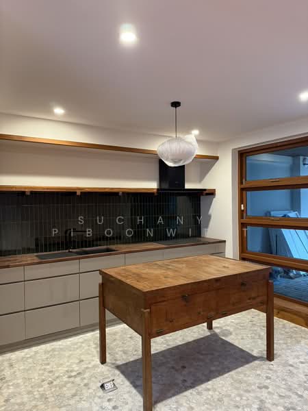 New Townhouse For Rent Contemporary Style at Phrom Phong, Bangkok, สุขุมวิท 39, Khlong Tan Nua, Watthana, Bangkok, 2 Bedrooms, 350 sqm, Townhouse For Rent, by Suchanya Piboonwiput, 500146094 - DDproperty.com