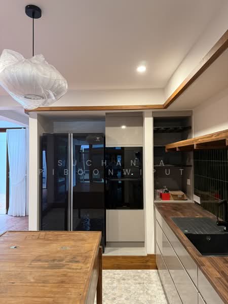 New Townhouse For Rent Contemporary Style at Phrom Phong, Bangkok, สุขุมวิท 39, Khlong Tan Nua, Watthana, Bangkok, 2 Bedrooms, 350 sqm, Townhouse For Rent, by Suchanya Piboonwiput, 500146094 - DDproperty.com