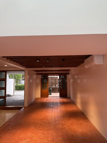 New Townhouse For Rent Contemporary Style at Phrom Phong, Bangkok, สุขุมวิท 39, Khlong Tan Nua, Watthana, Bangkok, 2 Bedrooms, 350 sqm, Townhouse For Rent, by Suchanya Piboonwiput, 500146094 - DDproperty.com