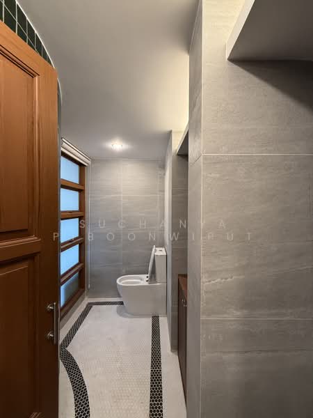 New Townhouse For Rent Contemporary Style at Phrom Phong, Bangkok, สุขุมวิท 39, Khlong Tan Nua, Watthana, Bangkok, 2 Bedrooms, 350 sqm, Townhouse For Rent, by Suchanya Piboonwiput, 500146094 - DDproperty.com