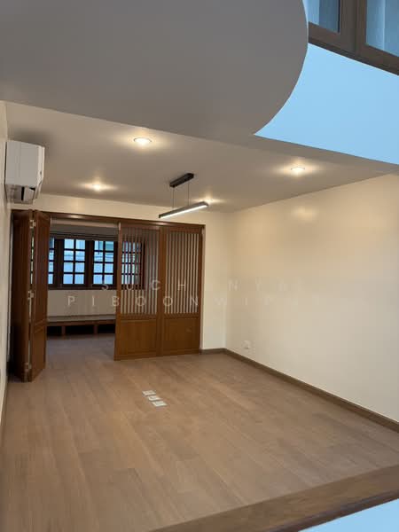 New Townhouse For Rent Contemporary Style at Phrom Phong, Bangkok, สุขุมวิท 39, Khlong Tan Nua, Watthana, Bangkok, 2 Bedrooms, 350 sqm, Townhouse For Rent, by Suchanya Piboonwiput, 500146094 - DDproperty.com