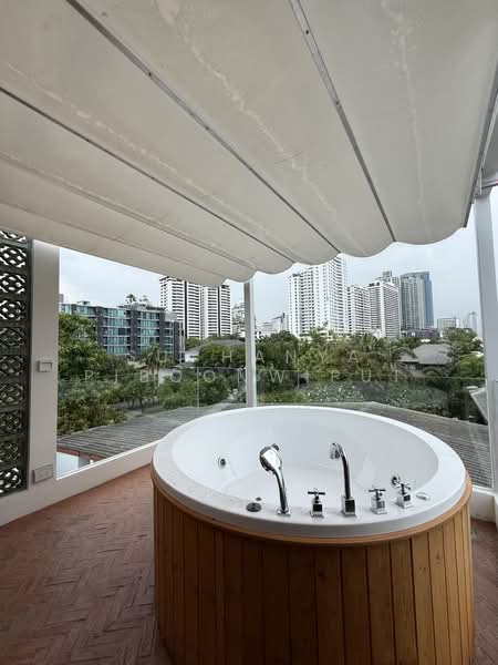 New Townhouse For Rent Contemporary Style at Phrom Phong, Bangkok, สุขุมวิท 39, Khlong Tan Nua, Watthana, Bangkok, 2 Bedrooms, 350 sqm, Townhouse For Rent, by Suchanya Piboonwiput, 500146094 - DDproperty.com