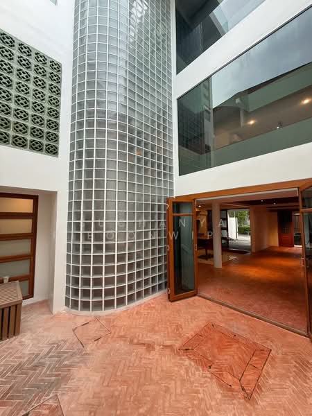 New Townhouse For Rent Contemporary Style at Phrom Phong, Bangkok, สุขุมวิท 39, Khlong Tan Nua, Watthana, Bangkok, 2 Bedrooms, 350 sqm, Townhouse For Rent, by Suchanya Piboonwiput, 500146094 - DDproperty.com