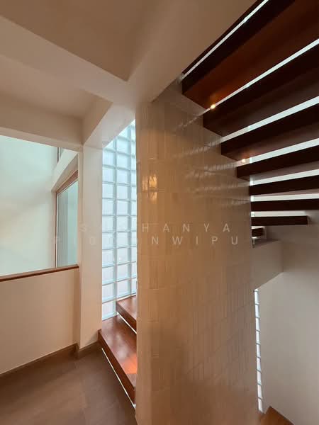 New Townhouse For Rent Contemporary Style at Phrom Phong, Bangkok, สุขุมวิท 39, Khlong Tan Nua, Watthana, Bangkok, 2 Bedrooms, 350 sqm, Townhouse For Rent, by Suchanya Piboonwiput, 500146094 - DDproperty.com