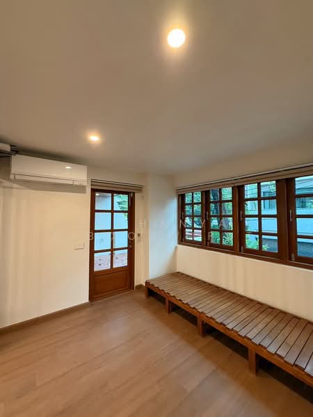 New Townhouse For Rent Contemporary Style at Phrom Phong, Bangkok, สุขุมวิท 39, Khlong Tan Nua, Watthana, Bangkok, 2 Bedrooms, 350 sqm, Townhouse For Rent, by Suchanya Piboonwiput, 500146094 - DDproperty.com