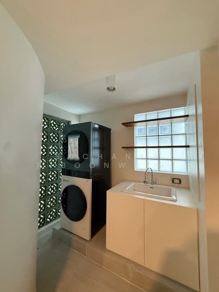 New Townhouse For Rent Contemporary Style at Phrom Phong, Bangkok, สุขุมวิท 39, Khlong Tan Nua, Watthana, Bangkok, 2 Bedrooms, 350 sqm, Townhouse For Rent, by Suchanya Piboonwiput, 500146094 - DDproperty.com