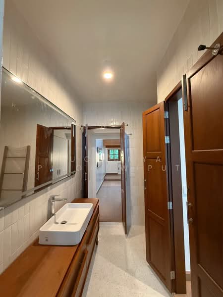New Townhouse For Rent Contemporary Style at Phrom Phong, Bangkok, สุขุมวิท 39, Khlong Tan Nua, Watthana, Bangkok, 2 Bedrooms, 350 sqm, Townhouse For Rent, by Suchanya Piboonwiput, 500146094 - DDproperty.com