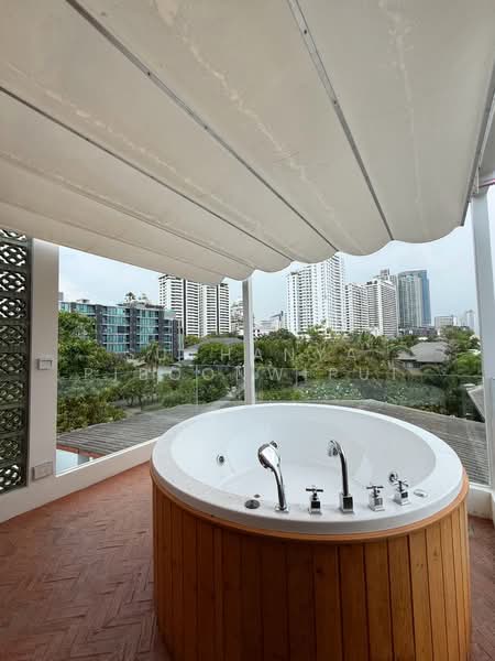New Townhouse For Rent Contemporary Style at Phrom Phong, Bangkok, สุขุมวิท 39, Khlong Tan Nua, Watthana, Bangkok, 2 Bedrooms, 350 sqm, Townhouse For Rent, by Suchanya Piboonwiput, 500146094 - DDproperty.com