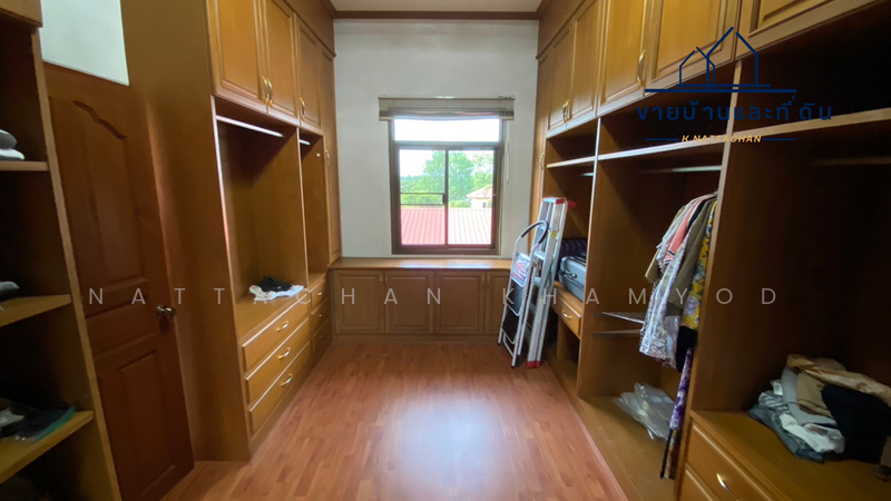 Exquisite English Cottage Retreat: 360-Degree Panoramic Mountain Vistas in Phrao, Chiang Mai., Chiang Mai, -, Khuan Phak, Phrao, Chiang Mai, 4 Bedrooms, 433 sqm, Single Detached House For Sale, by Nattachan Khamyod, 500146302 - Walk in Closet room - DDproperty.com