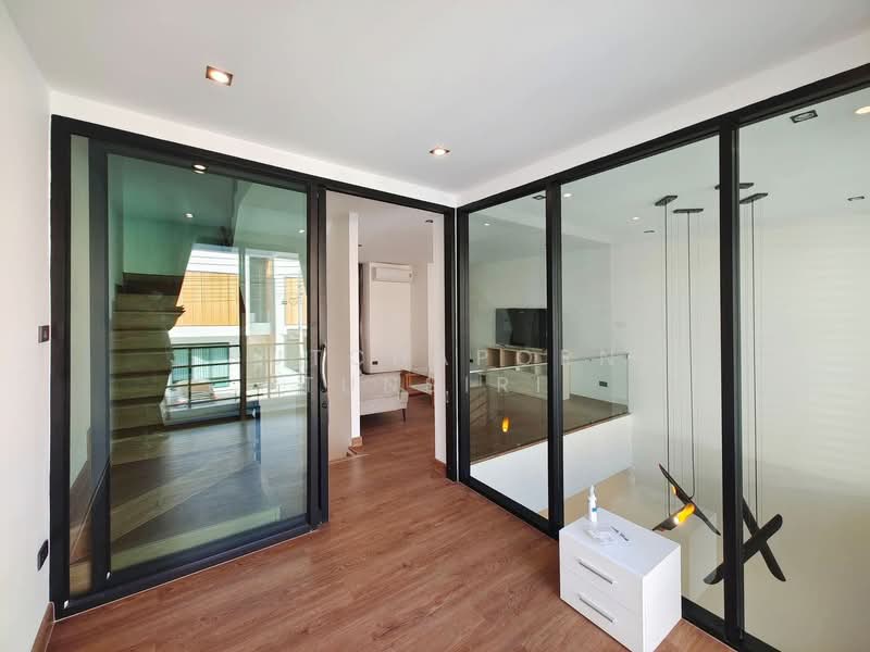 ทาวน์เฮ้าส์ในโครงการ ให้เช่า – ใกล้เซ็นทรัลเฟสติวัล เพียง 10 นาที ค่าเช่า 35,000 บาท / เดือน รหัสทรั, Chiang Mai, San Phra Net, San Sai, Chiang Mai, 3 Bedrooms, 110 sqm, Townhouse For Rent, by Rutchaporn Tunsiri, 500147051 - DDproperty.com