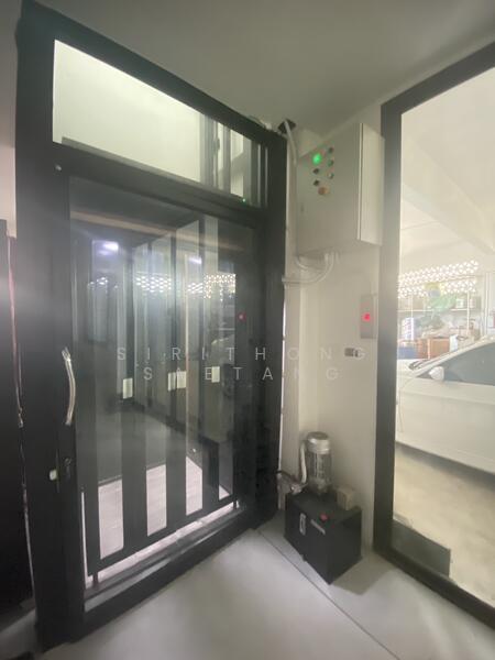 Commercial building with Elevator, Rangsit-Pathum Thani Rd, Ban Klang, Mueang Pathum Thani, Pathum Thani, รังสิต-ปทุมธานี, Ban Klang, Muang Pathum Thani, Pathum Thani, , 1,000 sqm, Shophouse For Sale, by Sirithong Saetang, 500147054 - DDproperty.com