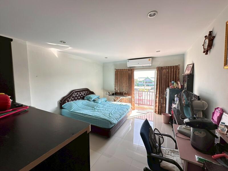 Three-and-a-half-story commercial building for sale, located opposite the Land Department in Khlong, Pathum Thani, Khlong Nung, Khlong Luang, Pathum Thani, 3 Bedrooms, 180 sqm, Townhouse For Sale, by Pichitchai Kaensaksiri, 500147336 - DDproperty.com