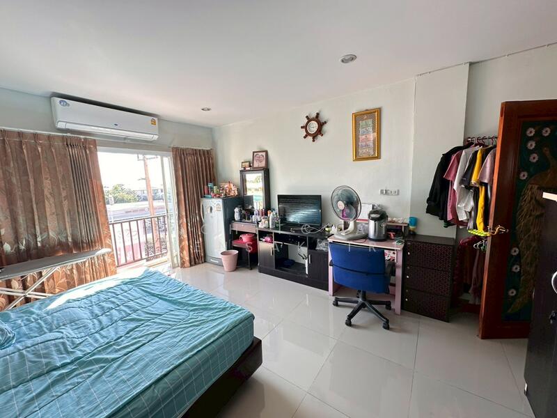 Three-and-a-half-story commercial building for sale, located opposite the Land Department in Khlong, Pathum Thani, Khlong Nung, Khlong Luang, Pathum Thani, 3 Bedrooms, 180 sqm, Townhouse For Sale, by Pichitchai Kaensaksiri, 500147336 - DDproperty.com