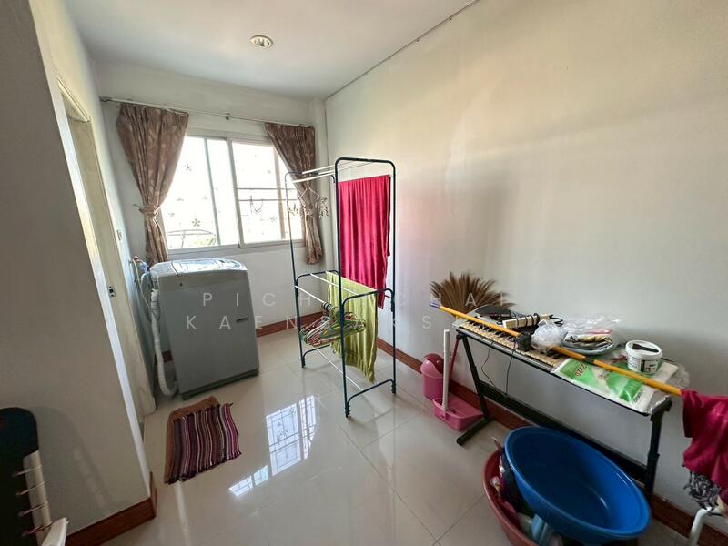 Three-and-a-half-story commercial building for sale, located opposite the Land Department in Khlong, Pathum Thani, Khlong Nung, Khlong Luang, Pathum Thani, 3 Bedrooms, 180 sqm, Townhouse For Sale, by Pichitchai Kaensaksiri, 500147336 - DDproperty.com