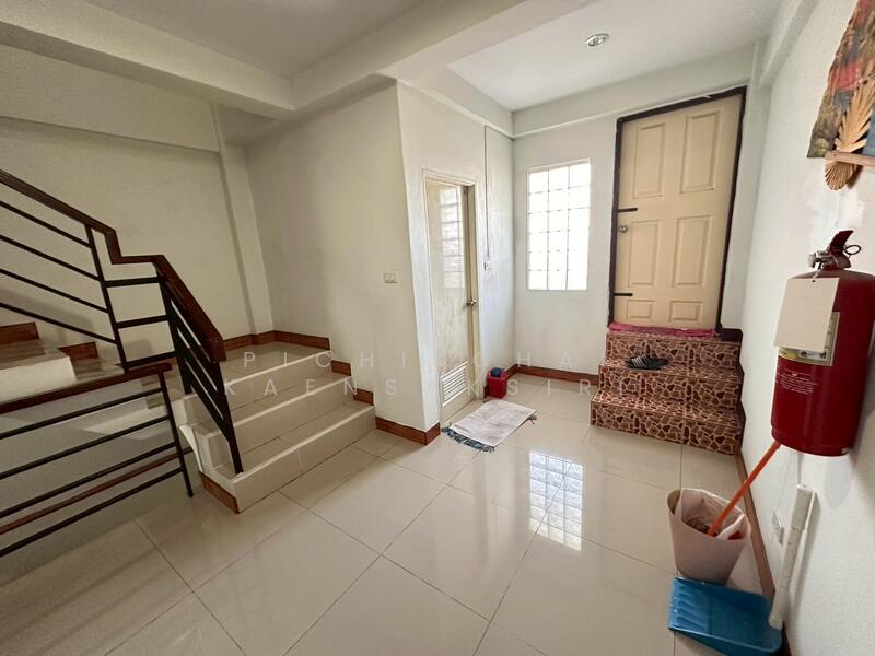 Three-and-a-half-story commercial building for sale, located opposite the Land Department in Khlong, Pathum Thani, Khlong Nung, Khlong Luang, Pathum Thani, 3 Bedrooms, 180 sqm, Townhouse For Sale, by Pichitchai Kaensaksiri, 500147336 - DDproperty.com