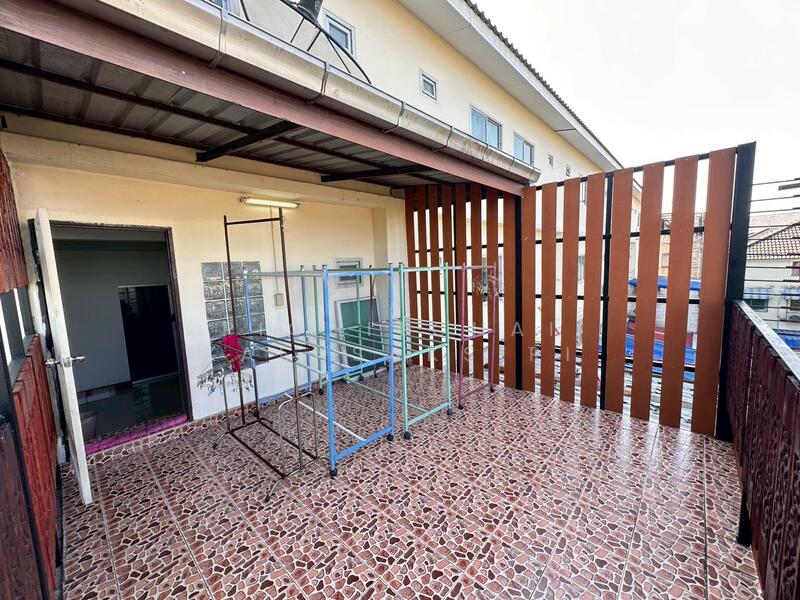 Three-and-a-half-story commercial building for sale, located opposite the Land Department in Khlong, Pathum Thani, Khlong Nung, Khlong Luang, Pathum Thani, 3 Bedrooms, 180 sqm, Townhouse For Sale, by Pichitchai Kaensaksiri, 500147336 - DDproperty.com