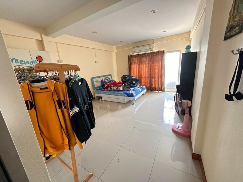 Three-and-a-half-story commercial building for sale, located opposite the Land Department in Khlong, Pathum Thani, Khlong Nung, Khlong Luang, Pathum Thani, 3 Bedrooms, 180 sqm, Townhouse For Sale, by Pichitchai Kaensaksiri, 500147336 - DDproperty.com