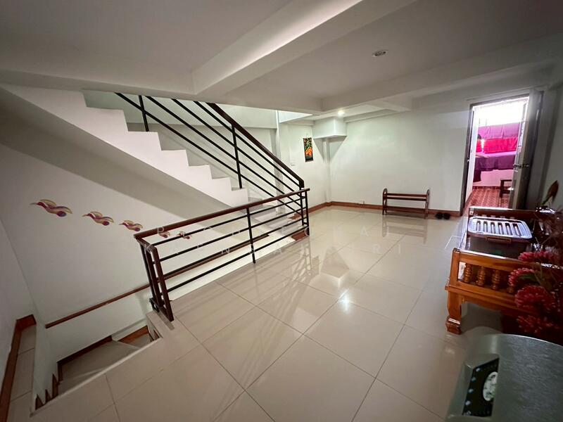 Three-and-a-half-story commercial building for sale, located opposite the Land Department in Khlong, Pathum Thani, Khlong Nung, Khlong Luang, Pathum Thani, 3 Bedrooms, 180 sqm, Townhouse For Sale, by Pichitchai Kaensaksiri, 500147336 - DDproperty.com