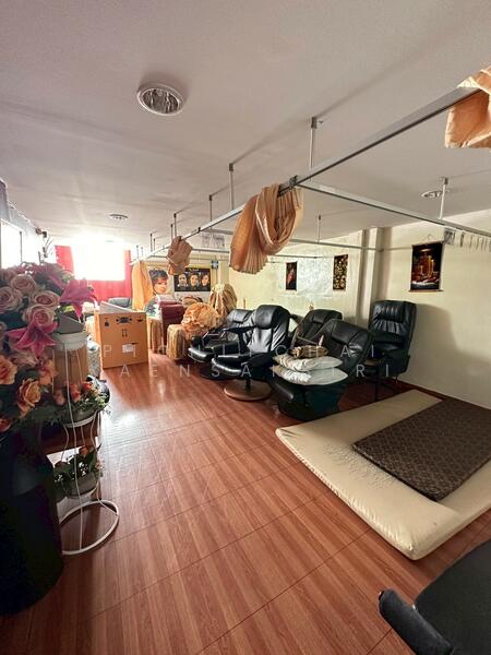 Three-and-a-half-story commercial building for sale, located opposite the Land Department in Khlong, Pathum Thani, Khlong Nung, Khlong Luang, Pathum Thani, 3 Bedrooms, 180 sqm, Townhouse For Sale, by Pichitchai Kaensaksiri, 500147336 - DDproperty.com