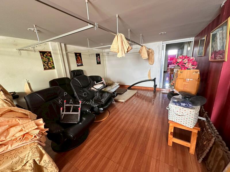 Three-and-a-half-story commercial building for sale, located opposite the Land Department in Khlong, Pathum Thani, Khlong Nung, Khlong Luang, Pathum Thani, 3 Bedrooms, 180 sqm, Townhouse For Sale, by Pichitchai Kaensaksiri, 500147336 - DDproperty.com