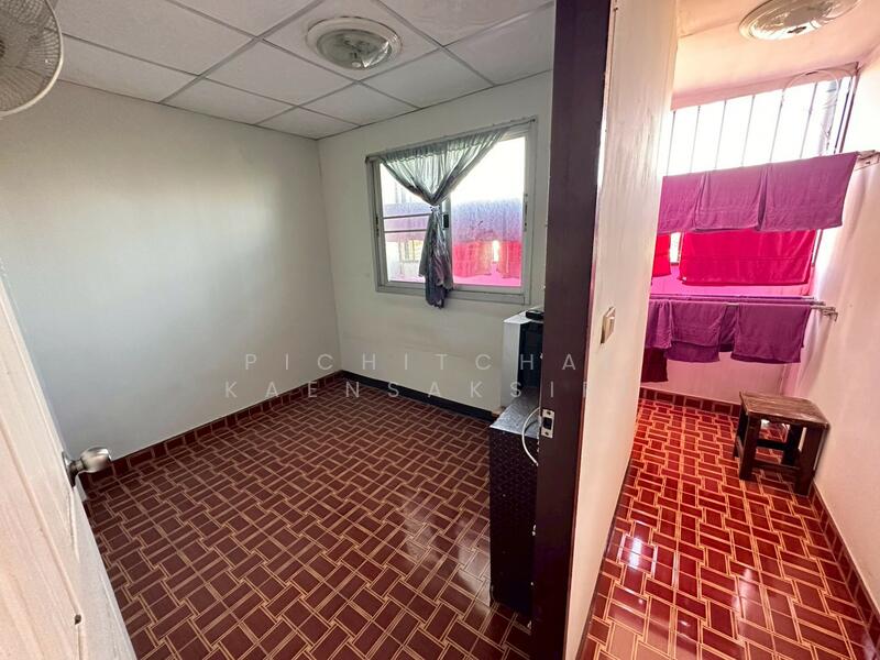 Three-and-a-half-story commercial building for sale, located opposite the Land Department in Khlong, Pathum Thani, Khlong Nung, Khlong Luang, Pathum Thani, 3 Bedrooms, 180 sqm, Townhouse For Sale, by Pichitchai Kaensaksiri, 500147336 - DDproperty.com