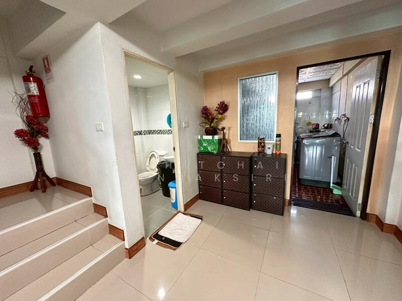 Three-and-a-half-story commercial building for sale, located opposite the Land Department in Khlong, Pathum Thani, Khlong Nung, Khlong Luang, Pathum Thani, 3 Bedrooms, 180 sqm, Townhouse For Sale, by Pichitchai Kaensaksiri, 500147336 - DDproperty.com