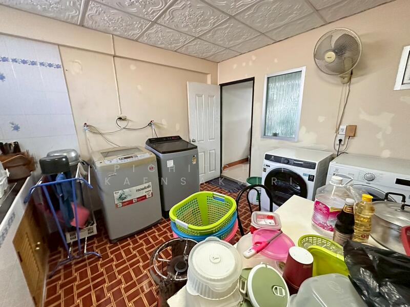 Three-and-a-half-story commercial building for sale, located opposite the Land Department in Khlong, Pathum Thani, Khlong Nung, Khlong Luang, Pathum Thani, 3 Bedrooms, 180 sqm, Townhouse For Sale, by Pichitchai Kaensaksiri, 500147336 - DDproperty.com