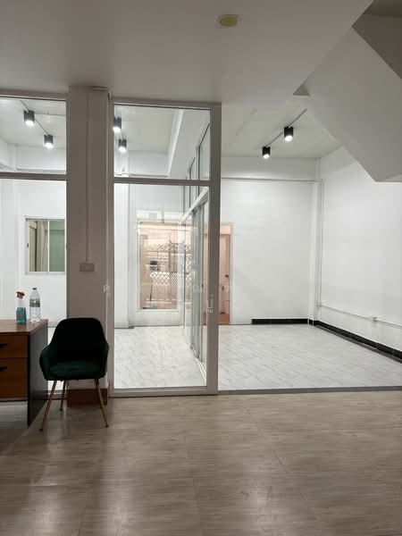 ให้เช่าทาวน์โฮม 3ชั้น ถ.สุขุมวิท44ใกล้รถไฟฟ้า, Bangkok, Bang Chak, Phra Khanong, Bangkok, 5 Bedrooms, 530 sqm, Townhouse For Rent, by ทัณฑิกา แก้วปู่วัด, 500148431 - DDproperty.com