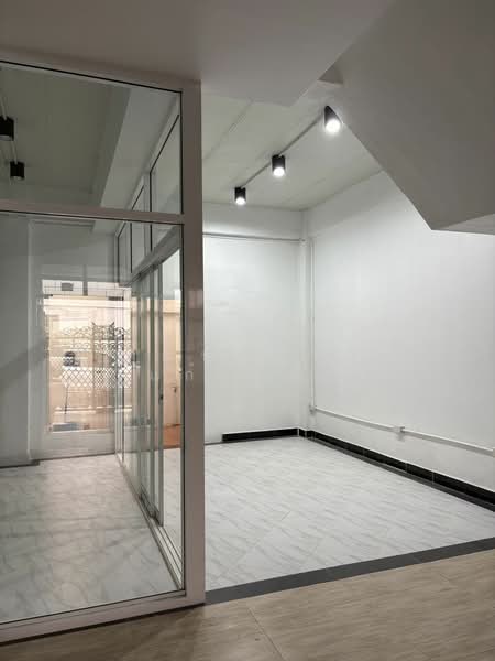 ให้เช่าทาวน์โฮม 3ชั้น ถ.สุขุมวิท44ใกล้รถไฟฟ้า, Bangkok, Bang Chak, Phra Khanong, Bangkok, 5 Bedrooms, 530 sqm, Townhouse For Rent, by ทัณฑิกา แก้วปู่วัด, 500148431 - DDproperty.com