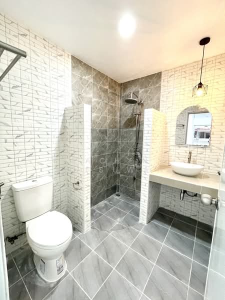 For rent: Newly renovated house in a gated community in the heart of Phuket town. 2 bedrooms, 22.5 s, Phuket, Wichit, Muang Phuket, Phuket, 2 Bedrooms, 80 sqm, Semi-Detached House (Twin House) For Rent, by Rachen Nopsuwan, 500149683 - DDproperty.com