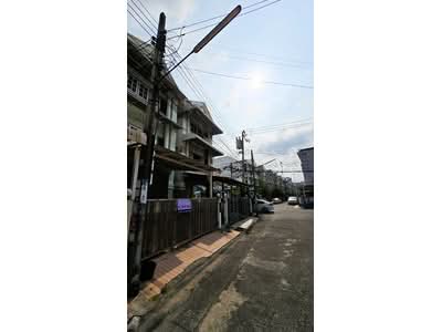 ขาย - หมู่บ้านนี้ ติดมหาวิทยาลัย เนื้อที่เยอะ ทำเลดี! ขาย ทาวน์เฮ้าส์ 3 ชั้น หมู่บ้านพิบูลย์, กรุงเทพ