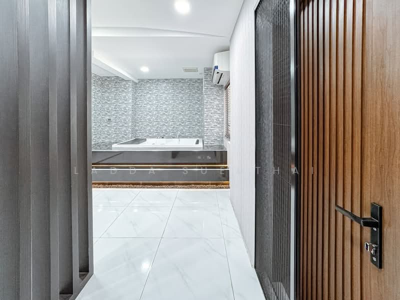 The Kris Ratchada 17, Bangkok, Inthamara 45 Alley, Din Daeng, Din Daeng, Bangkok, 1 Bedroom, 46 sqm, Condo For Sale, by Ladda Suebthai, 500150555 - DDproperty.com