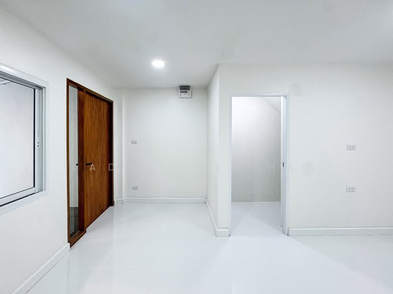 หมู่บ้าน 84 แมนชั่น : Baan 84 Mansion, กรุงเทพ, วังทองหลาง, วังทองหลาง, กรุงเทพ, 100 ตร.ม., ทาวน์เฮ้าส์ ขาย, โดย Ladda Suebthai, 500150598 - DDproperty.com