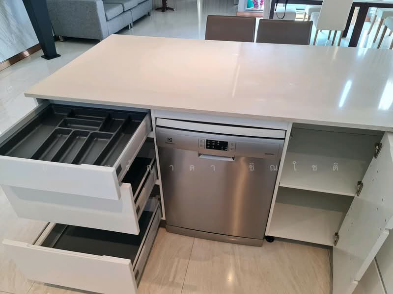 H Sukhumvit 43, Bangkok, 28 Sukhumvit 34 Road, Khlong Tan Nua, Watthana, Bangkok, 4 Bedrooms, 238 sqm, Condo For Sale, by ปรินทร์ญาดา ชิณโชติ, 500150782 - DDproperty.com