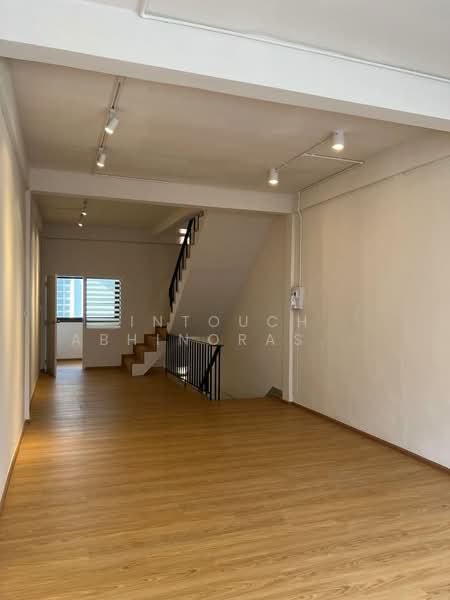 4-BR Townhouse, Bangkok, Khlong Ton Sai, Khlong San, Bangkok, 4 Bedrooms, 200 sqm, Townhouse For Rent, by Intouch Abhinorasaeth, 500151560 - DDproperty.com