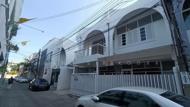 3-BR Townhouse, Bangkok, Phra Kanong Nua, Watthana, Bangkok, 3 Bedrooms, 250 sqm, Townhouse For Rent, by Pavana Sirikogar, 500151598 - DDproperty.com